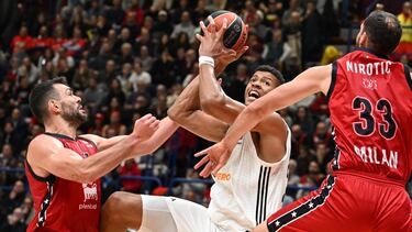Walter Tavares, pívot del Madrid, ante el Armani Milán en la Euroliga 2024-25.