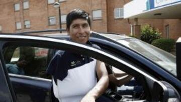 El ciclista colombiano del equipo Movistar Nairo Quintana, abandona la Clinica San Miguel después de la intervención a la que fue sometido ayer tras la caida sufrida en la etapa de Pamplona-San Miguel de Aralar.