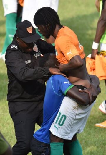 El público invadió el estadio Felix Houphouet-Boigny tras el encuentro de clasificación para la Copa Africana entre Costa de Marfil y Camerún.
Los seguidores con el jugador Gervinho. 