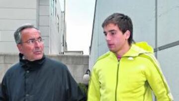 <b>ABATIDO. </b>Raúl Goni, junto al doctor Villanueva ayer a la llegada de la clínica Quirón de Zaragoza.