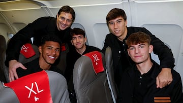 11/12/23 VIAJE REAL MADRID CANTERANOS AVION Lucas Cañizares, Vinicius Tobias, Mario Martin, Gonzalo Garcia Nico Paz