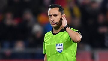 Consulta del VAR durante el partido entre el Girona y el Alavés.