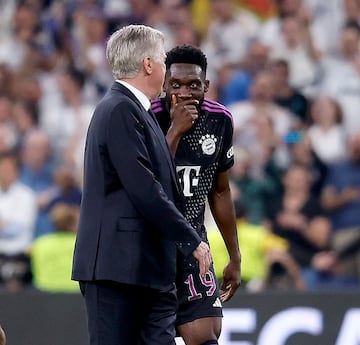 Ancelotti y Davies charlan tras el partido de Champions.