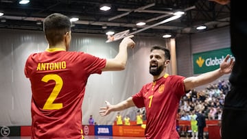 Los españoles Antonio Pérez y José Raya en el partido con República Checa.