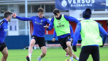 Herrando disputa un balón con Budimir en el entrenamiento de hoy.