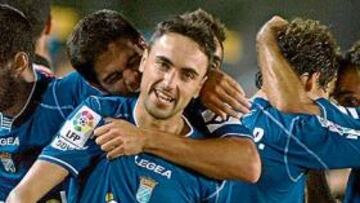 <b>DEFINITIVO. </b>Los jugadores abrazan a Momo, autor del segundo y último tanto en Chapín.