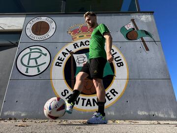 Gerard Fernández "Peque", protagonista del Racing, posa para AS en la previa del partido contra el Burgos.