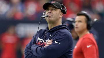 HOUSTON, TX - DECEMBER 18: Head coach Bill O'Brien of the Houston Texans checks the scoreboard against the Jacksonville Jaguars at NRG Stadium on December 18, 2016 in Houston, Texas. Bob Levey/Getty Images/AFP
== FOR NEWSPAPERS, INTERNET, TELCOS & TELEVISION USE ONLY ==