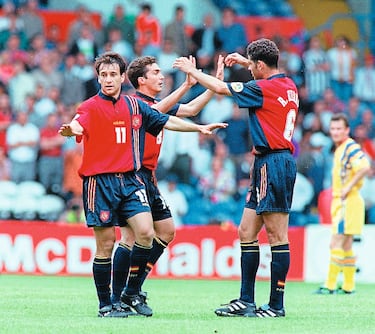Equipación de la Selección Española entre 1995 y 1997. Fotografía correspondiente a la Eurocopa de 1996 en el partido contra Inglaterra donde Guillermo Amor celebra un gol con Hierro y Alfonso.
