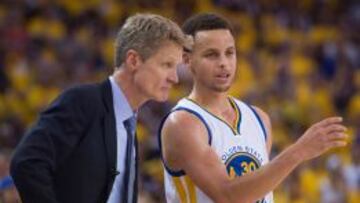Stephen Curry habla con su técnico, Steve Kerr.