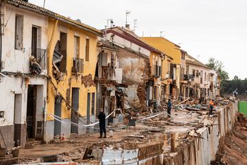 Casas destrozadas pegadas a un barranco, en Picaña, Valencia.