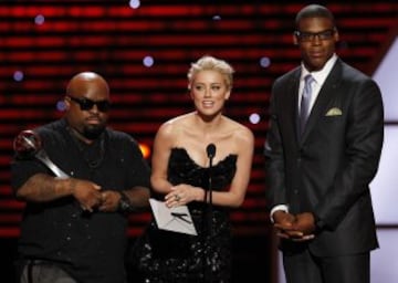 Pero Cam Newton no solo recibe premios, sino que también los entrega, lo que da muestras de su estatus de celebridad en los Estados Unidos. En la foto, presentando el premio al mejor equipo en los premios ESPY en Los Angeles en julio de 2011 (antes de debutar siquiera en la NFL) junto con el cantante Cee Lo Green y la actriz Amber Heard.