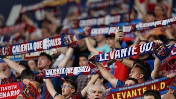 VALENCIA, 07/06/2023.- Aficionados del Levante antes del partido de vuelta de la primera ronda de ascenso a Primera Divisi¨®n que Levante UD y Albacete Balompi¨¦ disputan este mi¨¦rcoles en el estadio Ciutat de Valencia. EFE/Kai Forsterling