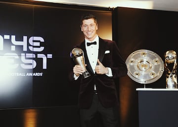 Ni Messi ni Cristiano ni Madrid ni Bar?a ni Premier ni LaLiga. El gran triunfador de 2020 es polaco, juega en el Bayern y se llama Robert Lewandowski. El delantero extendi el abrumador dominio de su equipo con la conquista del The Best, la ltima prueba -si es que haca falta- de que los bvaros arrasaron en este a?o tan diferente y duro, el a?o de la pandemia del coronavirus. 