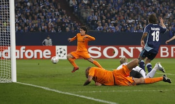 17 años y 218 días (Schalke 0-1 Barcelona, 01/04/08) 