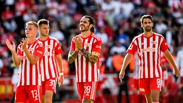 Juagdores del Union Berlín celebran la victora en la Bundesliga contra el Hertha.