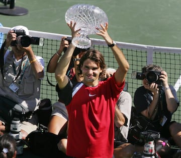 El primer cap赤tulo en finales de lo que a?os despu谷s se convirti車 en una rivalidad legendaria (y amistad fuera de las pistas) entre Rafa Nadal y Roger Federer tuvo lugar en Miami 2005. Y no pudo ser m芍s 谷pica. Nadal, quien dobleg車 a Federer el a?o anterior en cuarta ronda, ten赤a el partido encarrilado por 6-2, 7-6 y 4-1. Pero Federer se quit車 la presi車n y jug車 un tenis sensacional para remontar un partido que ten赤a perdido en tres horas y 42 minutos. ※Realmente no esperaba darle la vuelta§, dijo Federer. No era para menos, ya que esa era s車lo la segunda vez en su carrera que remontaba dos sets adversos en un partido.