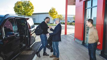 El exfutbolista neerlandés valora el tiempo que estuvo en el banquillo de los Red Devils y el técnico portugués llega oficialmente a la institución de Old Trafford.