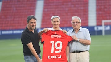 Bryan Zaragoza posa con Luis Sabalza y Braulio Vázquez.