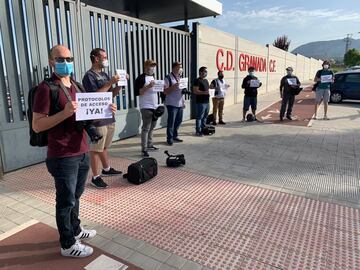 Fotógrafos y cámaras de televisión en las puertas de la Ciudad Deportiva del Granada