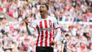 Jobe Bellingham, jugador del Sunderland, celebra un gol.