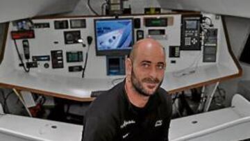 <b>EN EL PUESTO DE MANDO. </b>Basurko, en la 'panza' del Pakea Bizkaia.