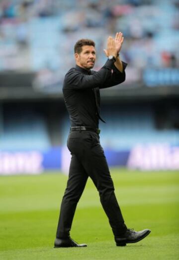 Simeone agradece los aplausos del público antes de inicio del partido.