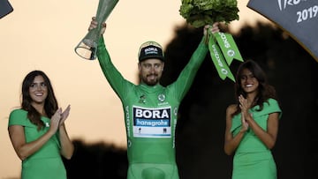 Peter Sagan posa junto a las azafatas en el podio de Par&iacute;s tras ganar el maillot verde de la regularidad en el Tour de Francia 2019.