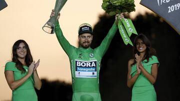 Peter Sagan posa junto a las azafatas en el podio de París tras ganar el maillot verde de la regularidad en el Tour de Francia 2019.