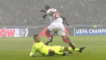 El Sevilla reclamó un posible penalti de Lopes sobre Vitolo