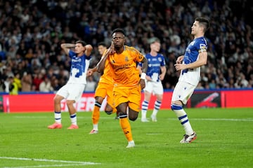 Vinicius Júnior se señala el oído durante la celebración del 0-1.