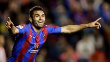 el delantero del Levante David Barral celebra la consecución del primer gol de su equipo ante la U.D Almería.