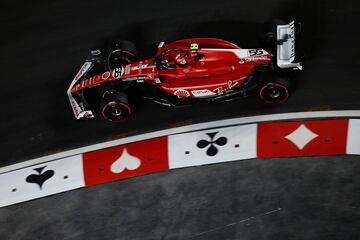 El piloto español, Carlos Sainz, conduciendo el Ferrari SF-23 en la pista de Las Vegas. 