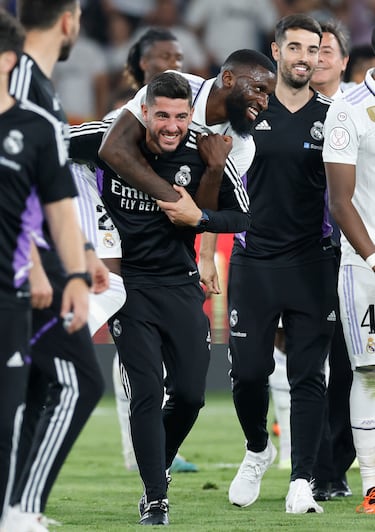 Rüdiger celebra con el cuerpo técnico la victoria.