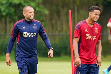 El central, que a veces jug車 de pivote o lateral derecho, se retir車 en 2016. Actualmente, es entrenador en las categor赤as juveniles del Ajax. Jug車 su 迆ltimo partido en el Ajax, si bien es cierto que antes pas車 por otros clubes como el Fulham o el Hertha Berl赤n. Con la selecci車n lleg車 a disputar 87 partidos en los que marc車 7 goles.