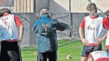 <b>PREPARACIÓN DEL PARTIDILLO. </b>Ondarru, a la izquierda, da instrucciones a los suplentes mientras Mané, al otro lado, charla con los titulares antes del partidillo.