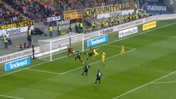 La acrobacia de Jovic que le coloca líder goleador en Bundesliga