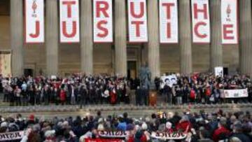 Los familiares de las v&iacute;ctimas de Hillsborough celebran la nueva sentencia.
 