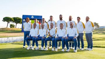 Rome (Italy), 26/09/2023.- (L-R back row) European team's golfers Tommy Fleetwood and Matt Fitzpatrick of England, Northern Irish Rory McIlroy, English Justin Rose, Spanish Jon Rahm, Irish Shane Lowry, Norwegian Viktor Hovland and English Tyrrell Hatton, and (L-R front row) Swedish golfer Ludvig Aberg, Danish Nicolai Hojgaard, captain Luke Donald of England, Scottish Robert MacIntyre, and Austrian Sepp Straka pose with the trophy during the official portrait for the 2023 Ryder Cup golf tournament at Marco Simone Golf Club in Guidonia, near Rome, Italy, 26 September 2023. The 44th Ryder Cup matches between the US and Europe will be held in Italy from 29 September to 01 October 2023. (Italia, Roma) EFE/EPA/FABIO FRUSTACI