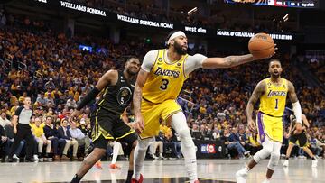 SAN FRANCISCO, CALIFORNIA - MAY 02: Anthony Davis #3 of the Los Angeles Lakers reaches for the ball against Kevon Looney #5 of the Golden State Warriors during the third quarter in game one of the Western Conference Semifinal Playoffs at Chase Center on May 02, 2023 in San Francisco, California. NOTE TO USER: User expressly acknowledges and agrees that, by downloading and or using this photograph, User is consenting to the terms and conditions of the Getty Images License Agreement.   Ezra Shaw/Getty Images/AFP (Photo by EZRA SHAW / GETTY IMAGES NORTH AMERICA / Getty Images via AFP)