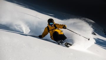 Abel Moga esquiando nieve polvo