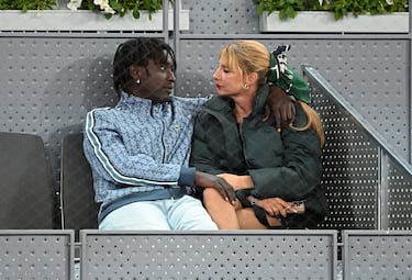 Najwa Nimri ha revelado su relación con José Mendes Vieira, un joven de 28 años, que se desempeña como modelo y productor musical. La pareja, que ha estado junta por dos años, había mantenido su romance lejos de la atención pública hasta ahora. Fueron vistos en la final del dobles femenino del Mutua Madrid Open, donde se mostraron muy cercanos, intercambiando miradas cómplices y gestos de cariño. 
José Mendes Vieira ha trabajado en la industria como DJ, modelo y productor musical, participando en proyectos como el videoclip de Shooters de Israel B. Aunque existe una notable diferencia de edad entre ambos, su conexión parece sólida y genuina.