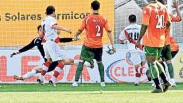 <b>CRITICADOS. </b>Los centrales del Betis contra el Rayo Vallecano, Melli y Rivas, fallaron claramente en los dos tantos de los madrileños.