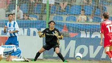 <b>POR LOS SUELOS. </b>Los goles de Aduriz dejaron a los jugadores del Alavés sin capacidad de reacción.