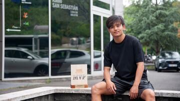 Kubo, jugador de la Real Sociedad, recibe un premio en Radio San Sebasti¨¢n