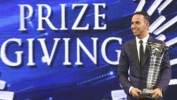 Hamilton, con corbata y su trofeo de campeón del mundo.