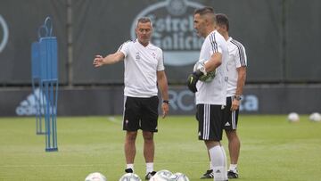Fran Escribá realiza indicaciones a sus ayudantes durante un entrenamiento del Celta.