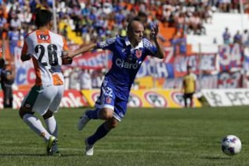 Gustavo Lorenzetti se saca a Patricio Jerez en el ataque azul.