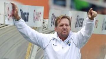 Bernd Schuster, entrenador del Málaga, da indicaciones a sus jugadores durante el partido contra la Real Sociedad en Anoeta.