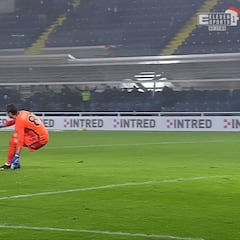 En el Sevilla se pellizcan mil veces y lo siguen sin creer: su ex '9' 'rompe' al portero a lo Ronaldo